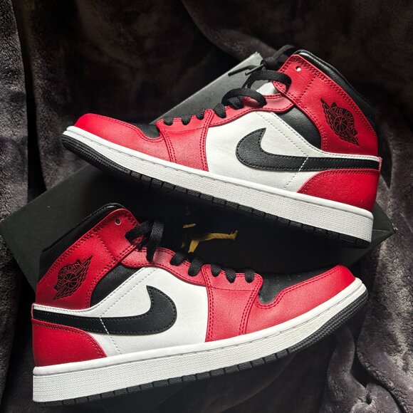 Jordan 1 Mid "Chicago Toe" - Picture 1 of 4